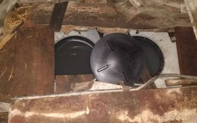 Los contenedores estaban semi enterrados y cubiertos con madera. FOTO: ESPECIAL