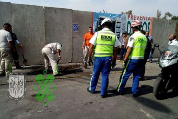 Paramédicos de la Cruz Roja revisaron a los trabajadores para conocer el estado de salud por lo que también se informó que tres empleados más quedaron lesionados.
