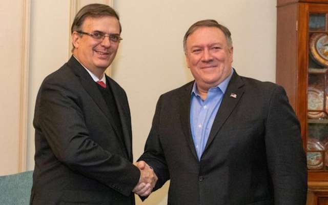Marcelo Ebrard y el Secretario de Estado de EU, Mike Pompeo, en una reunión en Washington (Archivo). Foto: Twitter @m_ebrard