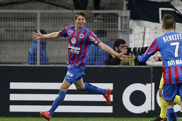 En esta imagen de archivo, tomada el 27 de febrero de 2015, el entonces delantero del Caen, el argentino Emiliano Sala, celebra un gol ante el Marsella en un partido de la Liga Uno, en el estadio del Velódromo, en Marsella. FOTO: AP