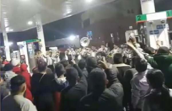 Los integrantes de la agrupación armaron tremenda fiesta dentro de la gasolinera y hasta sacar a bailar a una despachadora. Foto: Especial
