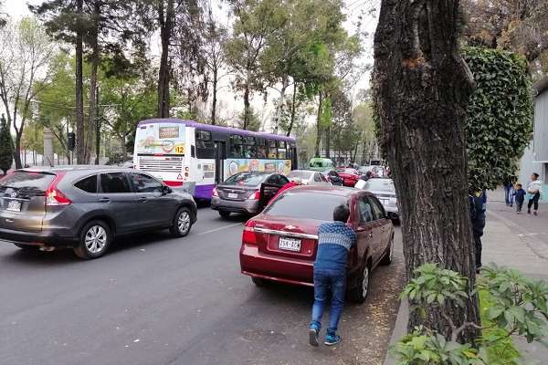 Gente formada con bidones, empujando carros o haciendo fila por más de tres horas, en busca de gasolina. Foto: Alberto Aceves