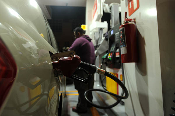 Ante el desabasto de combustibles en algunos estados de la República, conductores de la CDMX se han presentado a realizar sus compras de pánico. FOTO: CUARTOSCURO