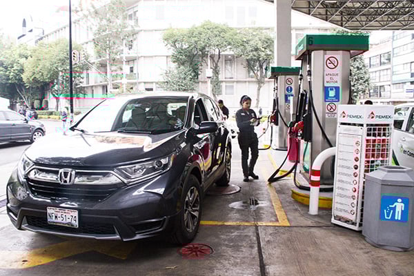 Tras el llamado que hizo el Gobierno de la Ciudad de México para cargar combustible de acuerdo con su engomado, un alto porcentaje de la población retomó la propuesta.
FOTO: CUARTOSCURO