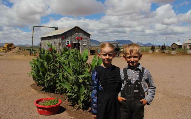 Dos niños posan afuera de su casa ubicada ubicada los campos menonitas de la comunidad Sabinal, municipio de Ascensión, estado de Chihuahua, Mexico, 22 de septiembre de 2018. Foto: Hérika Martínez / El Heraldo de México.