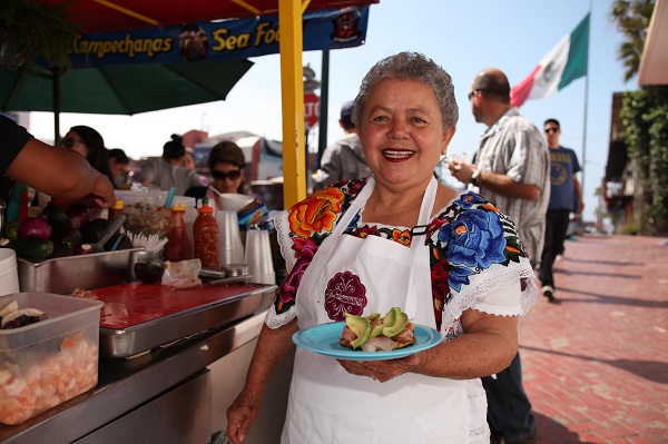 El menú consta de platillos como cócteles, tostadas, ceviches, tacos y sopas que podrás aderezar con cualquiera de sus 13 variedades de salsas elaboradas orgánicamente y sin conservadores, recetas exclusivas de Sabina Bandera, mejor conocida como “La güera”. Foto: Especial