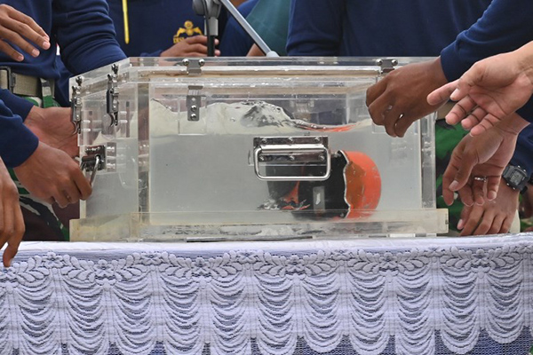 La primera caja negra, que contiene los registros de los datos técnicos, fue hallada poco después del accidente y mostró que hubo problemas del indicador de velocidad. FOTO: AFP