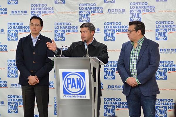 En conferencia de prensa, el dirigente del blanquiazul local, Andrés Atayde, el secretario general del PAN, Ernesto Sánchez, y el coordinador de los panistas en el Congreso de la CDMX, Mauricio Tabe, pidieron dejar de lado las culpas. FOTO: ESPECIAL