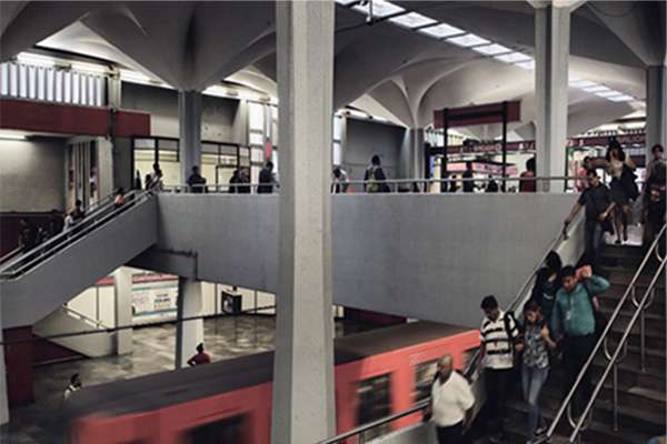 El Metro informó que esta mañana una persona cayó a las vías de la estación Candelaria, Línea 1, por lo que se cortó la corriente para realizar las maniobras necesarias para el rescate.
FOTO: @Santiago_Arau