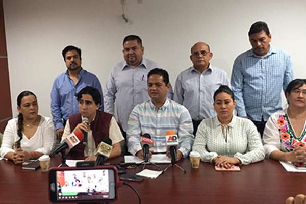 Las fracciones parlamentarias de Morena y PT, en el Congreso estatal, anunciaron la fusión en una sola coordinación, bajo el nombre que usaron en campaña: “Juntos haremos Historia”. Foto: Martha de la Torre