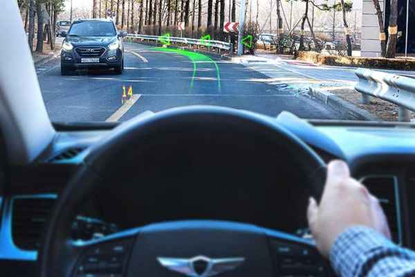 Hyundai informó que la pantalla de WayRay también muestra funcionesde asistencia avanzada como avisos de cambio de carril y advertencias de colisión frontal. Foto: Especial