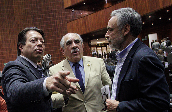 Los diputados Mario Delgado, coordinador de Morena, Pablo Gómez y Alfonso Ramírez Cuellar, durante la sesión en San Lázaro.
FOTO: CUARTOSCURO