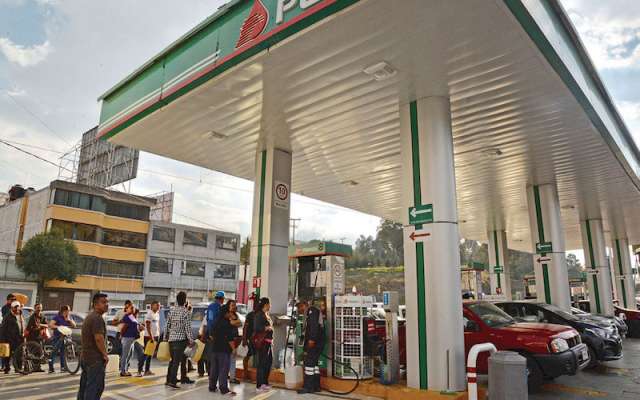 Gasolineras despacharon en bidones el combustible, para satisfacer la demanda. FOTO: ARTEMIO GUERRA BAZ /CUARTOSCURO.COM