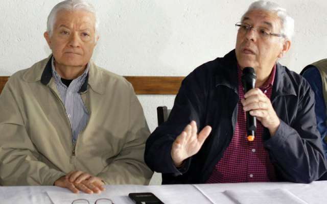 Gabriel Hinojosa (derecha), líder de Sumamos, se propuso como interino. Foto: Enfoque