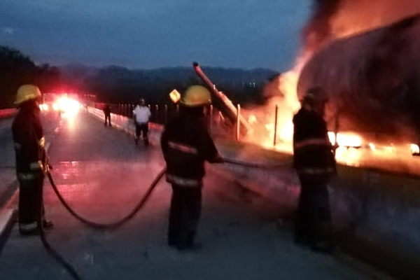 El conductor de la pipa resultó ileso. FOTO: ESPECIAL