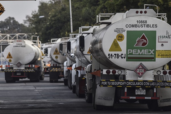 Una caravana de 3 mil 500 carros tanque de doble remolque salieron de la refinería de Minatitlán