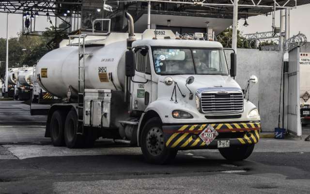 La policía estatal, aseguró se coordina con la policía federal para dar acompañamiento a los tráilers y pipas
