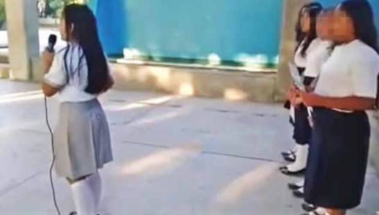Miriam recitó el poema frente a sus compañeros de la secundaria a la que asiste.