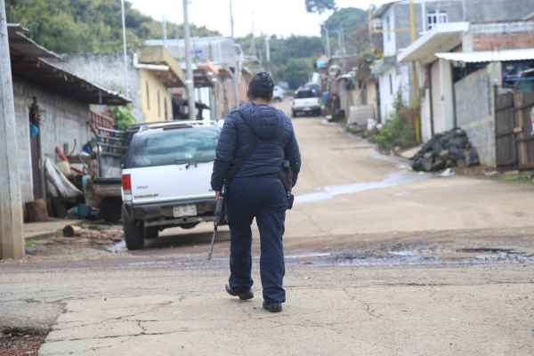 Además de los detenidos, los autodefensas decomisaron una camioneta con reporte de robo, varias armas de fuego y 15 mil litros de combustible. Foto: Archivo | Cuartoscuro