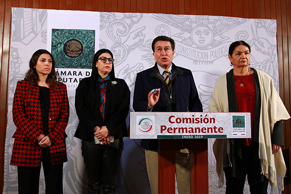 Las senadoras Sylvana Beltrones y Vanessa Rubio, y los diputados Héctor Yunes y Dulce María Sauri, del grupo parlamentario del Partido Revolucionario Institucional, hablaron ante los medios de comunicación en la Cámara de Diputados, en torno al tema del desabasto de gasolina en el país.
FOTO: NOTIMEX