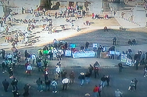 La marcha se realiza sobre la avenida Paseo de la Reforma, continuará por Juárez para llegar a la plancha del Zócalo capitalino. FOTO: C5