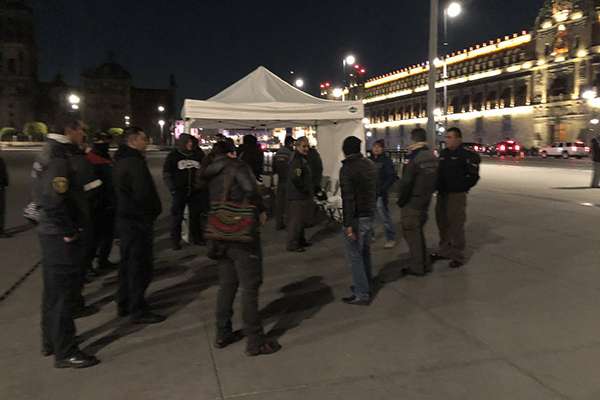 Esta mañana un grupo del sindicato de bomberos comenzó una protesta en el Zócalo. Son del grupo a favor del líder sindical Ismael Figueroa. FOTO: @BomberoIsmael