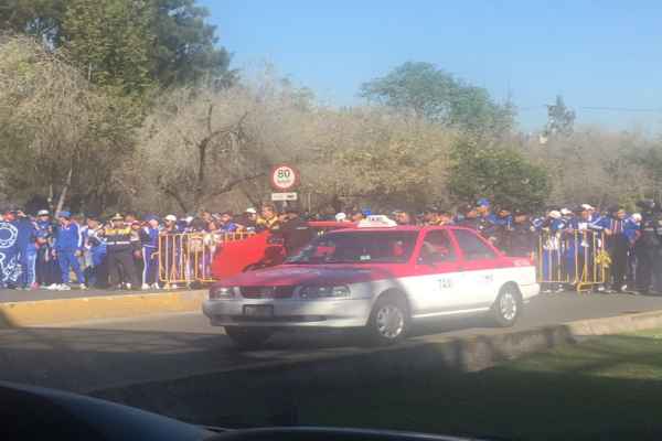 La movilización de alumnos ha afectado a automovilistas. Foto: @huesodeaguacate