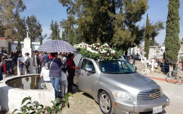 los deudos recorrieron las calles del municipio, en las cuales encontraban a pobladores que a su paso formaban columnas