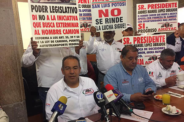 El dirigente en el estado de la AMOTAC, Raúl Torres Mendoza, detalló que la iniciativa busca que el parque vehicular con antigüedad mayor a 20 años salga de circulación. FOTO: ESPECIAL