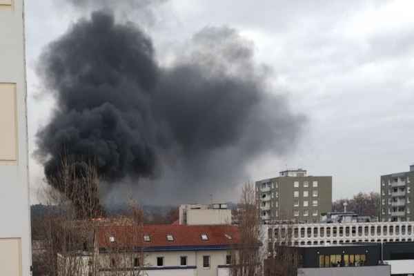 Los bomberos controlaron el fuego y se mantienen en el lugar para evitar que se reaviven las llamas. Foto: Especial