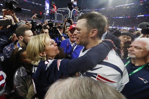 Tom Brady # 12 de los New England Patriots abraza a su madre Galynn luego de que los Patriots derrotaron a Los Angeles Rams 13-3 durante el Super Bowl LIII Foto: AFP