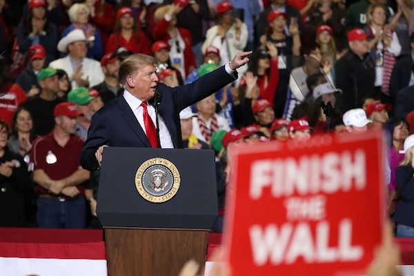 El presidente Donald Trump habla durante un mitin en el Coliseo del Condado de El Paso, Texas. Foto: AFP