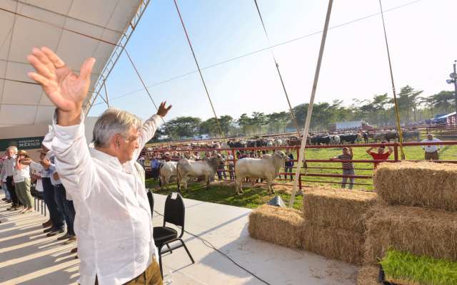 El presidente Andrés Manuel López Obrador visitó ayer Macuspana, Tabasco, para entregar apoyos a ganaderos. FOTO: CUARTOSCURO