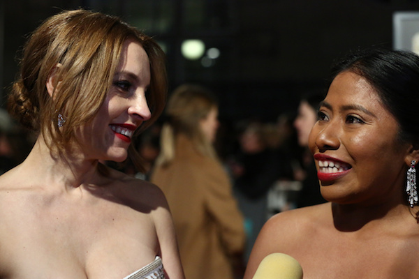 Yalitza Aparicio y Marina de Tavira en la alfombra roja de los premios BAFTA. Foto: Notimex