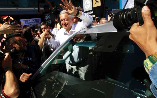 El Presidente de México, Andrés Manuel López Obrador, fue recibido por ciudadanos que le demostraron su apoyo en su llegada al aeropuerto de Sinaloa. FOTO: NOTIMEX