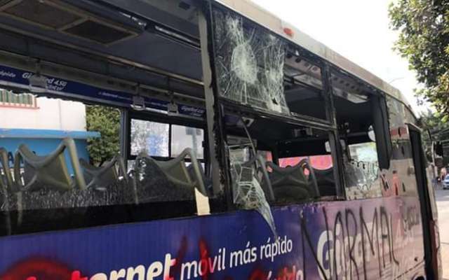 Los inconformes realizaron pintas y rompieron ventanas del autobús.