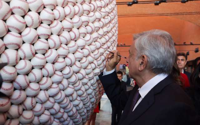 Andrés Manuel López Obrador inaugura Salón de la Fama