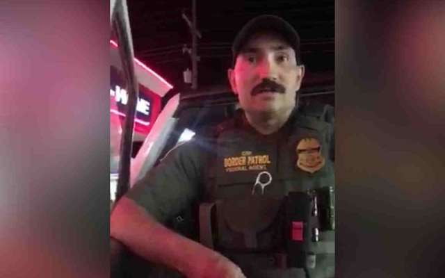 Agente detiene a dos mujeres