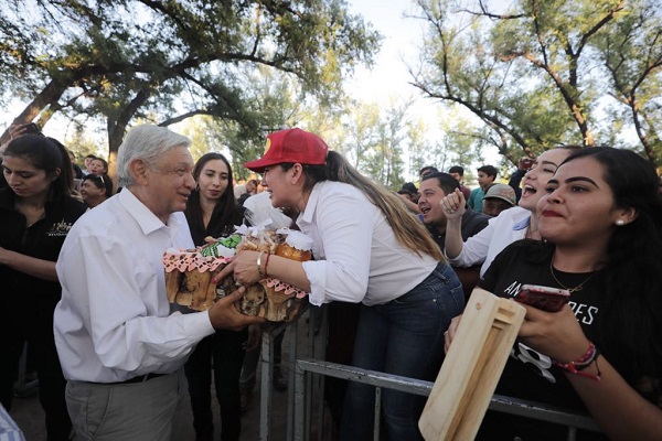 El Presidente fue recibido entre porras de los sinaloenses.. Foto: Cuartoscuro