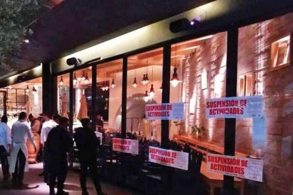 La medida fue bautizada
como La noche es de todos para evitar la venta de bebidas alcohólicas a menores de edad. FOTO: ESPECIAL