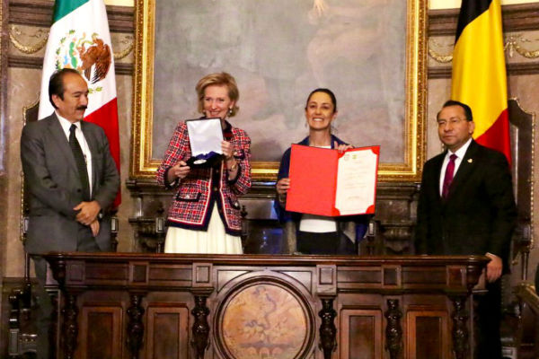 La mandataria capitalina aprovechó para detallar el origen de la capital del país y solicitar el apoyo en temas donde la nación europea se destaca