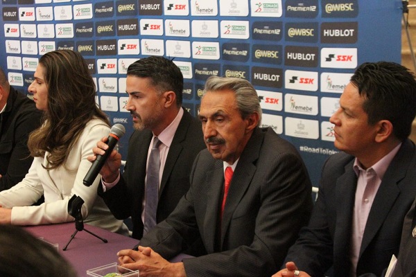 González (micrófono) hizo énfasis en que aparte del desarrollo deportivo, también prestarán atención a la educación de los jugadores. Foto: Especial