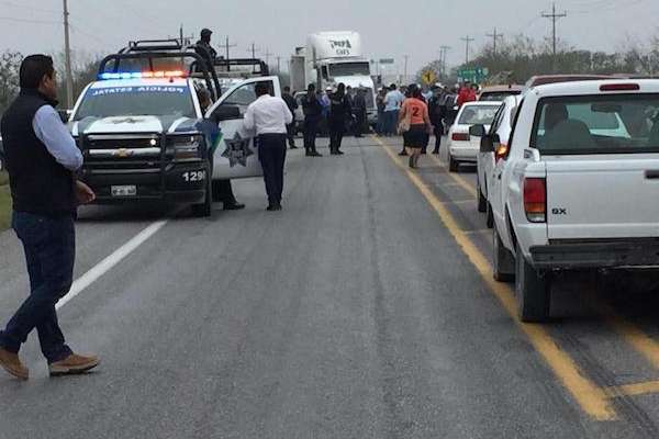 Bloquean carretera Victoria-Reynosa