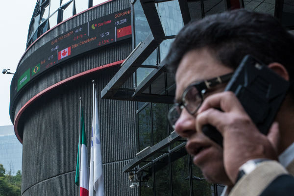 Empresa de Slim arrastra a la BMV, pierde los 43 mil puntos