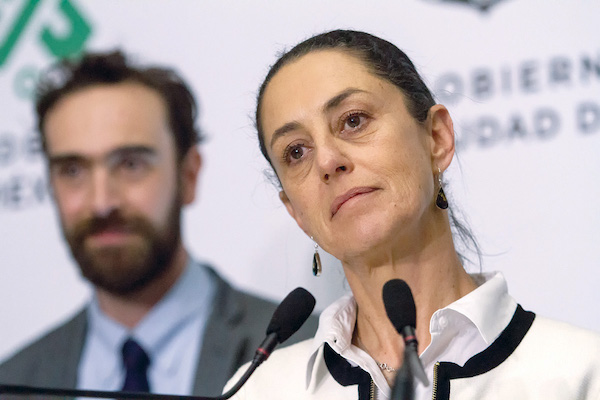 Claudia Sheinbaum Pardo, jefa del Gobierno de la Capital, acompañada de Andrés Lajous, secretario de Movilidad, en la conferencia de prensa de esta mañana.
FOTO: VICTORIA VALTIERRA /CUARTOSCURO.COM