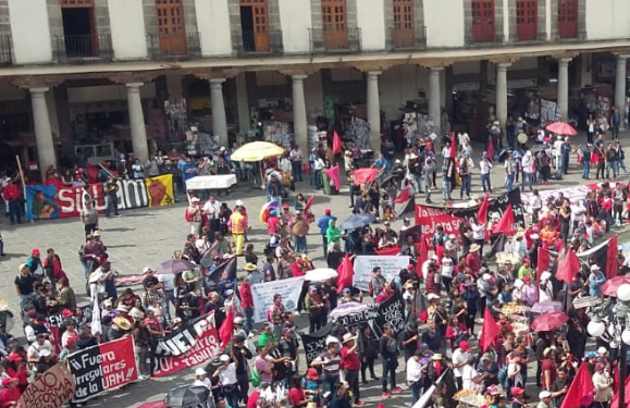 Manifestantes piden cumplir con sus demandas de un incremento al salario frente a la Secretaría de Educación Pública. FOTO: ESPECIAL