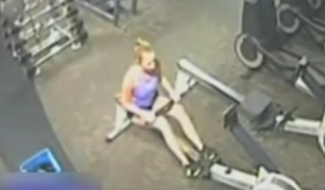 El momento fue captado en video por el sistema de circuito cerrado del gimnasio donde habitualmente entrena la joven. FOTO:
ESPECIAL