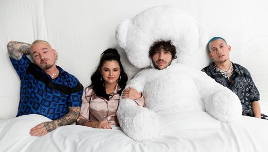 En la fotografía que compartieron se aprecia a los personajes en un fondo blanco como si estuvieran acostados en una cama. Foto: @JBALVIN