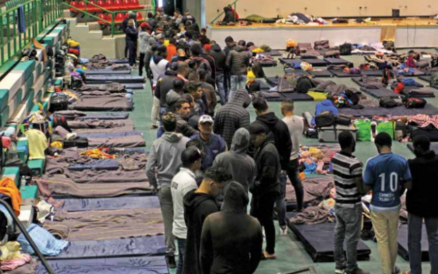 Migrantes que llegaron procedentes de Coahuila, permanecen en el albergue que instaló el gobierno estatal en Juárez. FOTO: LUNA MARTÍNEZ