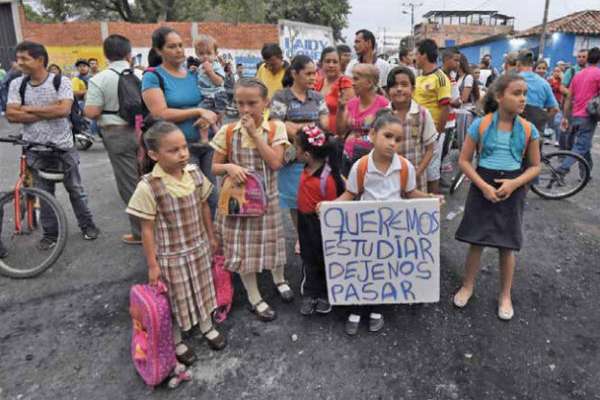 Miles dependen de cruzar a Colombia para poder trabajar, estudiar y comprar productos básicos. FOTO: ESPECIAL